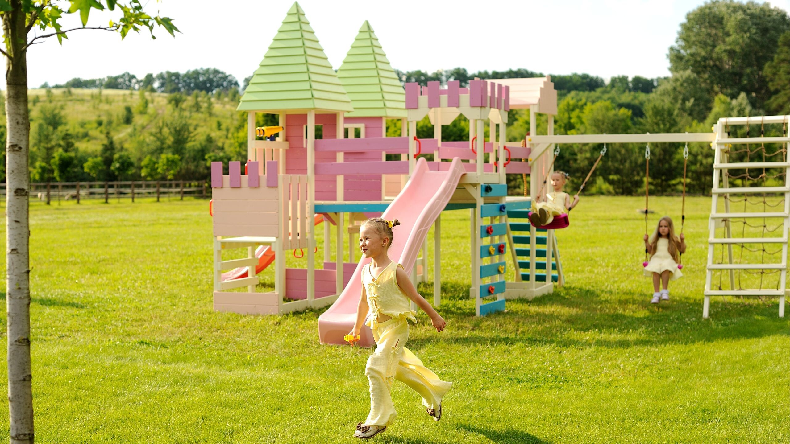 Spielturm EMBERFORT III mit Rutschen und Schaukel