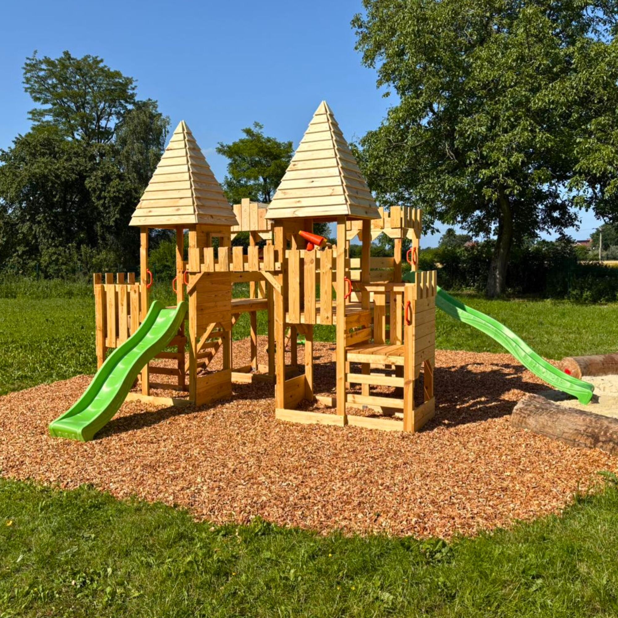 Ritterburg Emberfort III Spielturm mit Doppelschaukel im Garten