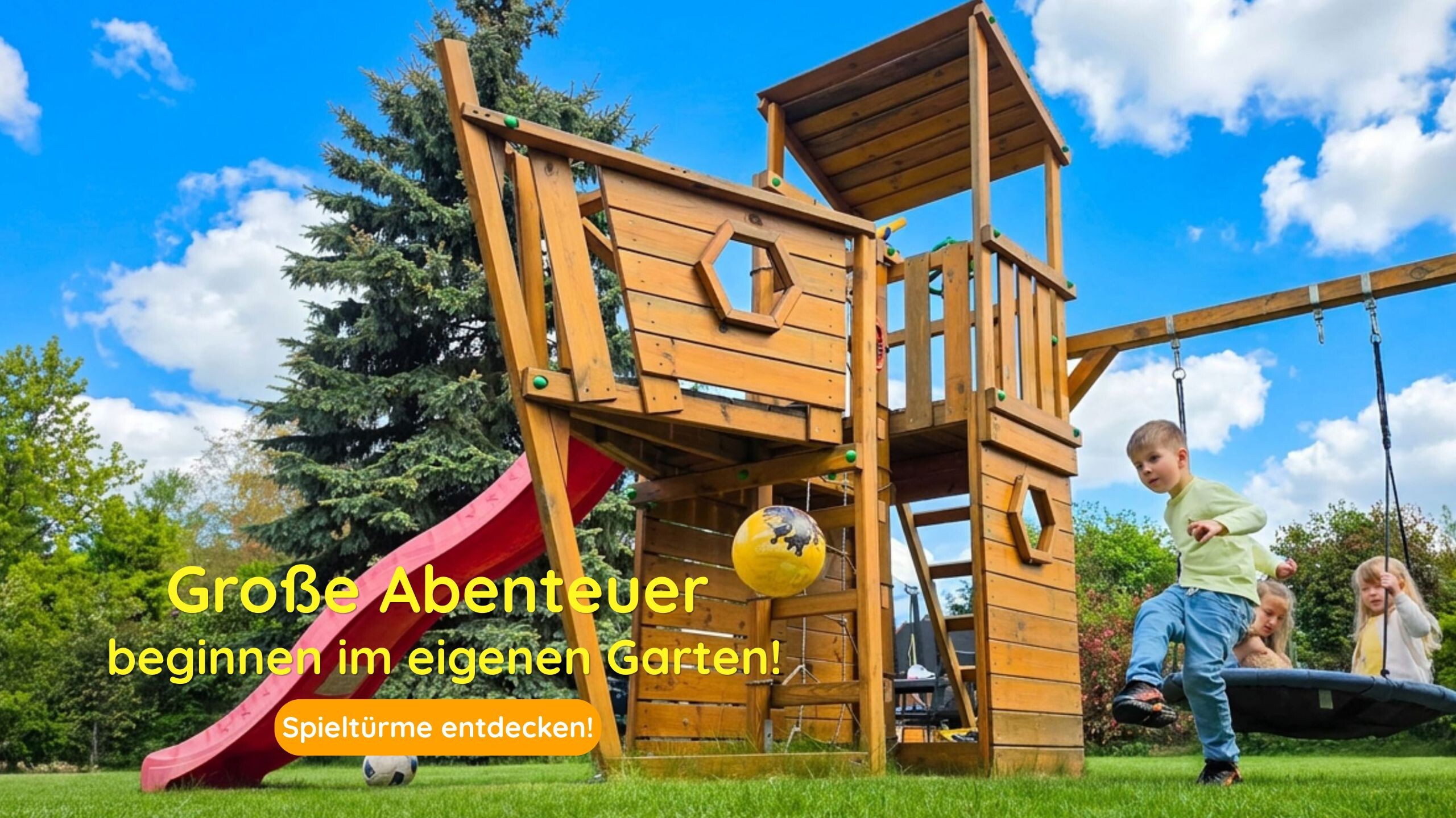 Spielturm aus Massivholz im Garten.